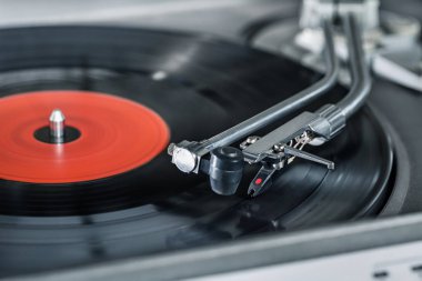 Vinil oyuncu. Vinil plaka ve iğne yakın çekim.