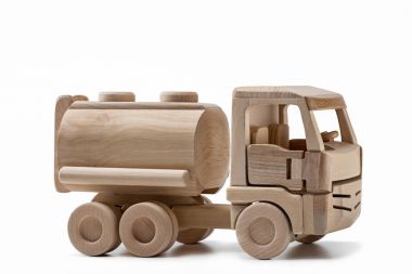 Sarnıç ile ahşap araba.