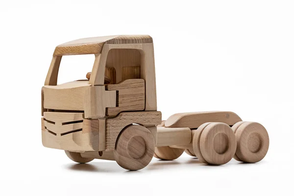 트레일러 없이 나무 장난감 트럭의 오두막. — 스톡 사진