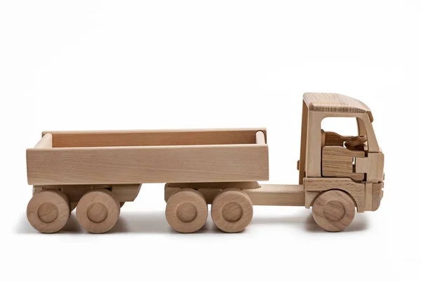 木制车与拖车在白色背景上 — 图库照片