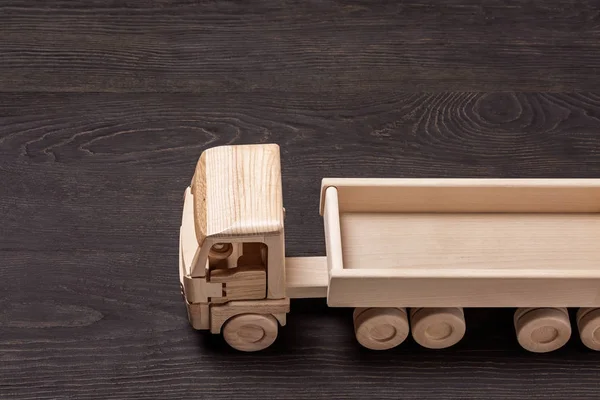 木制卡车与拖车，木制表面上. — 图库照片
