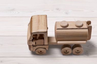 Ahşap zemin üzerine sarnıç ile oyuncak araba.