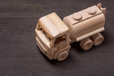 Ahşap oyuncak araba, üstten görünüm.