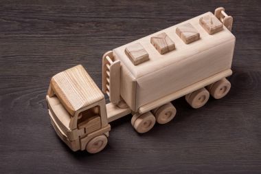 Ahşap oyuncak araba gaz taşıyıcı, üstten görünüm.