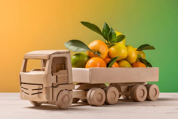 Toy truck with citrus fruit.