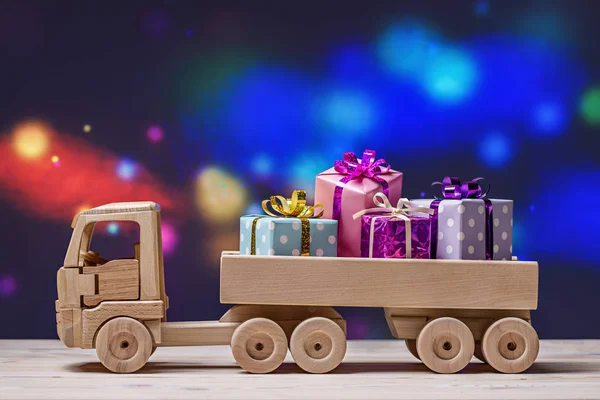 Ahşap oyuncak kamyon Noel tebrik kartı olarak metin için yer şenlikli zemin üzerine.