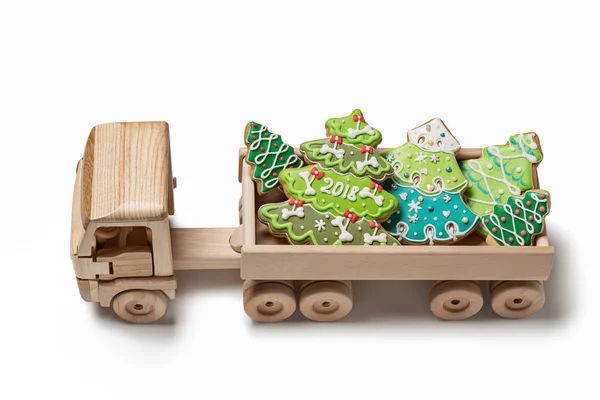 Postal con Año Nuevo y Navidad. Camión de juguete con pan de jengibre . —  Fotos de Stock