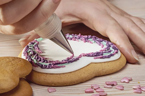 Primer plano de proceso pintado a mano galletas de jengibre —  Fotos de Stock