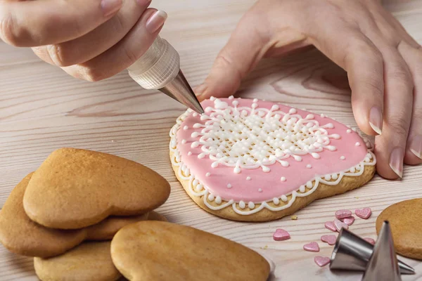 Crema decorativa con galletas en forma de corazón . —  Fotos de Stock