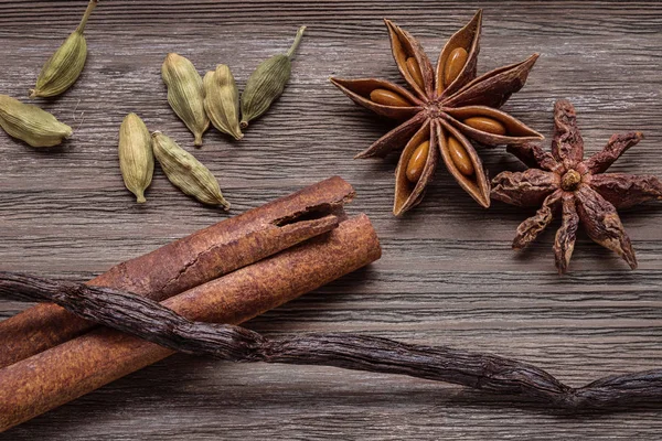 Palitos de canela, vainilla, cardamomo y anís, primer plano . —  Fotos de Stock