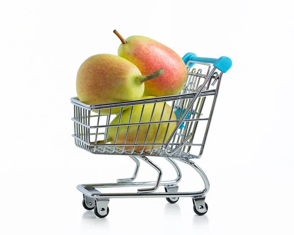 超市手推车中的成熟梨 — 图库照片