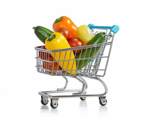 Nákupní Vozík Plný Čerstvé Zeleniny Izolovaných Bílém Pozadí — Stock fotografie