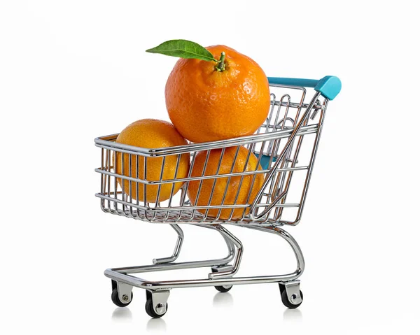 篮子与成熟的官僚的微型品种 在超级市场买水果 市场篮 — 图库照片