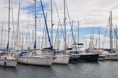 Yelkenli harbor, birçok güzel Yelkenli Yatlar liman, modern su taşıma, yaz aylarında tatil, lüks yaşam tarzı ve zenginlik kavram demirleyen.