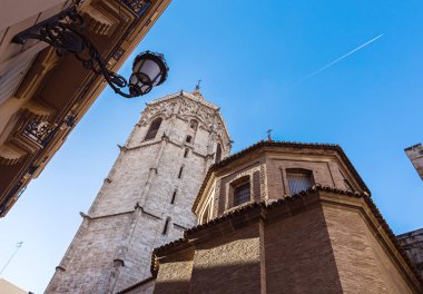 Katedral, çan kulesi, fener evin köşesinde. Mavi gökyüzü, uçak izleme.