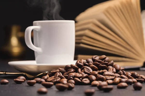 Aufgeschlagenes Buch Weiße Tasse Kaffee Kaffeebohnen Dunkler Hintergrund Kopierraum — Stockfoto