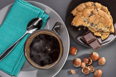 Büyük fincan sıcak kahve ve pasta.