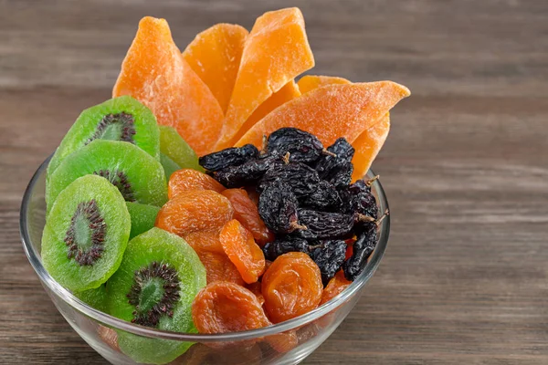 Trockenfrüchte Glasschale Hölzerner Hintergrund Nahaufnahme Kopierraum — Stockfoto