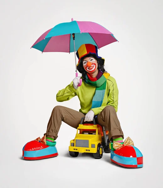 Clownin Mit Fröhlichem Gesichtsausdruck Hält Einen Regenschirm Der Hand Und — Stockfoto
