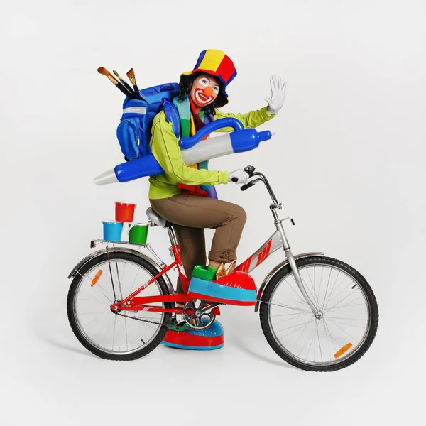 Clownin Mit Rucksack Auf Dem Rücken Mit Farben Und Pinseln — Stockfoto