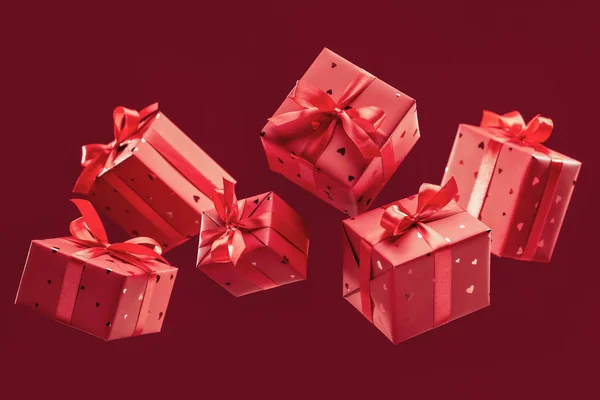 Dárek Létající Krabice Elegantním Papíru Srdcem Svázané Stuhou Lukem Červeném — Stock fotografie