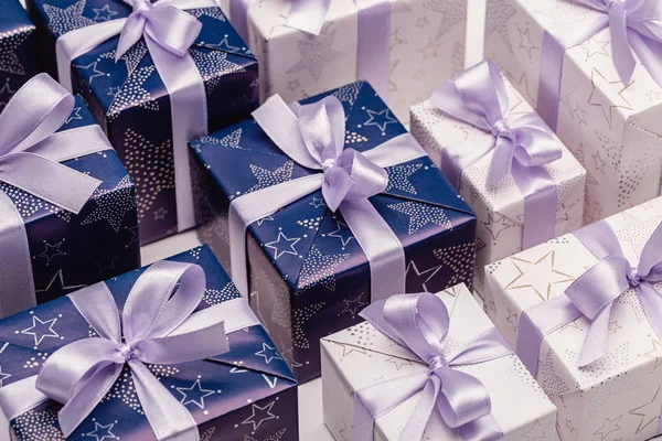 Pudełka Prezentowe Eleganckim Papierze Liliowymi Wstążkami Wesołych Świąt — Zdjęcie stockowe