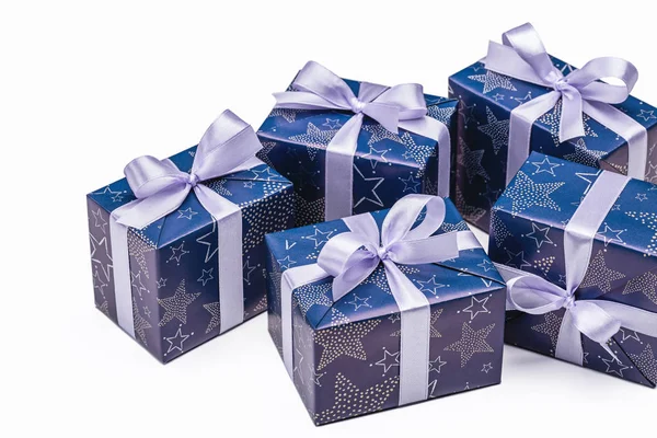 白い背景のギフトボックスの多く ライラックサテンリボン弓で飾られたクラフトギフトや青い紙 クリスマスなどの休日のコンセプト — ストック写真