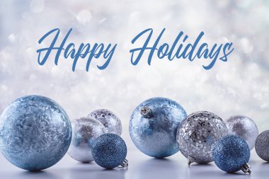 Neşeli mavi toplar, Bokeh arka planında Noel süslemeleri.