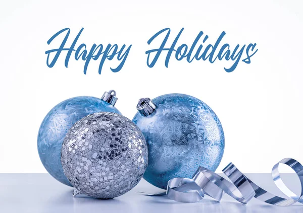 Şenlikli mavi ve gümüş toplar, parlak bir arka planda Noel süslemeleri. İyi tatiller..