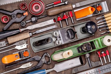 Onarım, ahşap, inşaat ve ahşap işleri için farklı el aletleri. Yakın çekim, stüdyo çekimi..