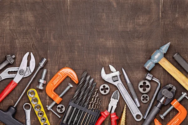  Atölyedeki aletler. Masada ahşap, metal, beton, plastik ve diğer malzemeler üzerinde çeşitli yapı ve onarım işleri için araçlar bulunmaktadır..