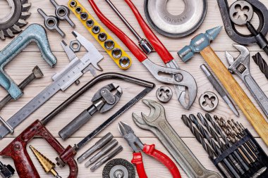 Ahşap bir arka planda sıralanmış çeşitli ev aletleri. Erkek tarzı. Stüdyo çekimi.