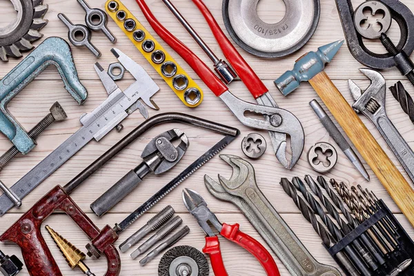 Ahşap bir arka planda sıralanmış çeşitli ev aletleri. Erkek tarzı. Stüdyo çekimi.