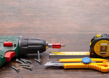 Onarım, DIY, inşaat ve ahşap işçiliği için farklı el aletleri. Yakın çekim, stüdyo çekimi, kopyalama alanı.