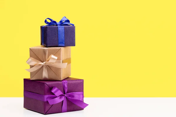 Vertikale Schachteln Mit Geschenken Aus Buntem Papier Für Verschiedene Feiertage — Stockfoto