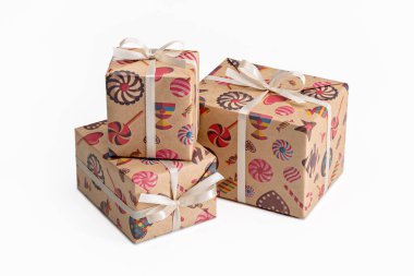 Saygıdeğer insanlar için çeşitli tatiller için zarif renkli paketler ve hediyeler. Boşluğu kopyala, beyaz arkaplan.