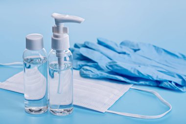El antiseptikleri, virüslere ve bakterilere karşı koruma. Tıbbi maske, eldivenler, yakın plan, kopyalama alanı.