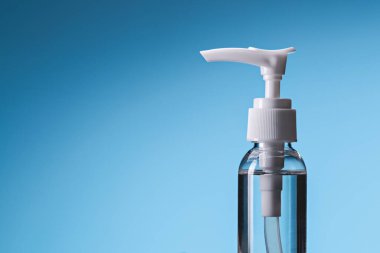 El temizliği dezenfektanları. Mavi arkaplanda sprey şişesi, boşluğu kopyala.