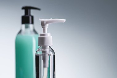 El antiseptikleri, virüslere ve bakterilere karşı koruma. İki şişe sprey, jel ve alkol antiseptiği. Yakın plan, kopyalama alanı.