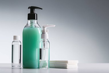  Hijyen ve virüslerden korunmak için antibakteriyel jel ve mendil. El dezenfektanı. Mavi arkaplan, boşluğu kopyala.