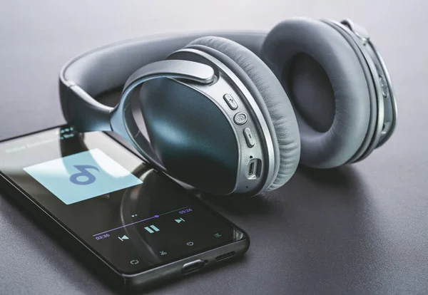 Casques Sans Fil Smartphone Bluetooth Écoute Musique Préférée Plan Studio — Photo