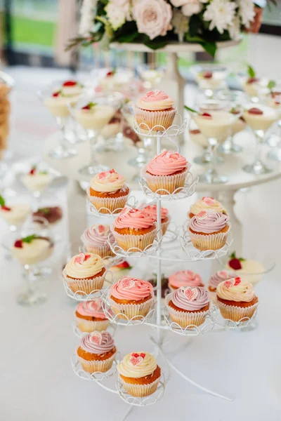 Cupcakes with cream filling for wedding table — Stock Photo, Image