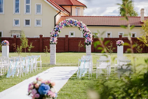 Decoración de la boda flores delicadas y visitar el registro del matrimonio — Foto de Stock