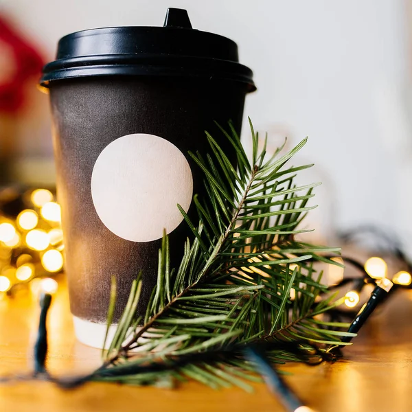 Kaffekopp med julbelysning — Stockfoto