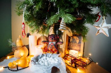oyuncak ayı şekerler tarafından çevrili Noel ağacının altında