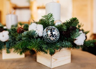 Bir Noel çelenk oluşturma süreci