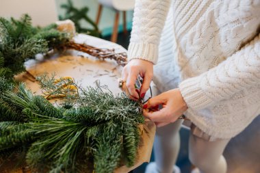 Bir Noel çelenk oluşturma süreci