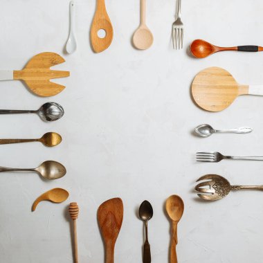 Beyaz arkaplanda kaşıklar ve çatallar