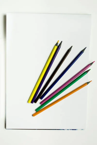 배경에 색연필 — 스톡 사진