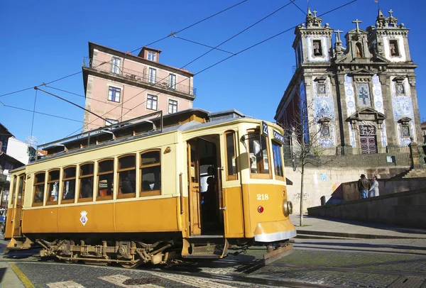 Lanovka a typický kostel v Porto — Stock fotografie